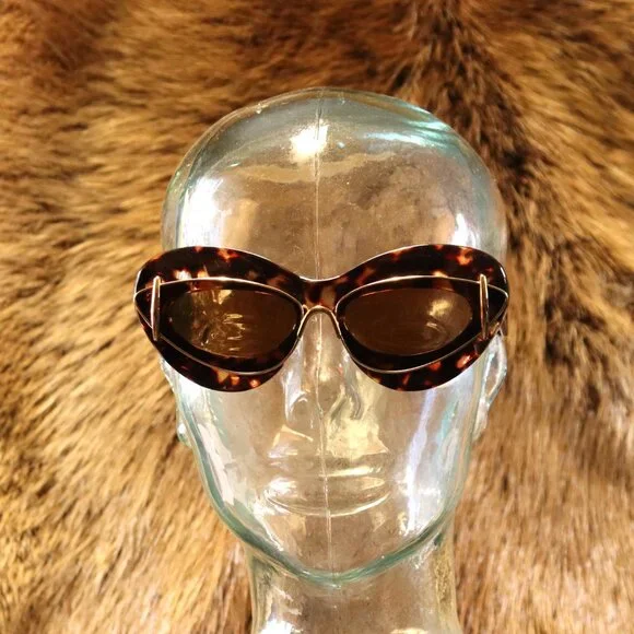 Retro Tortoiseshell Cat Eye Sunglasses | Bold Gold Accent Statement Shades - Picture 2 of 2